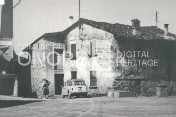 0143 Piazza Pozzo Taxi Begnamino